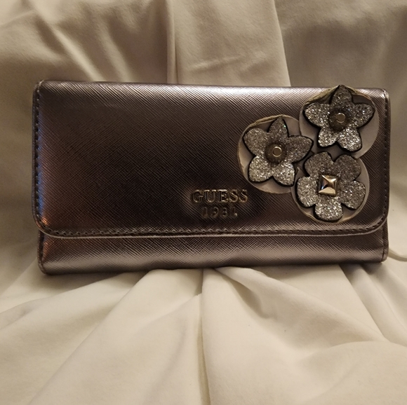 Guess Liya Women's Metallic Silver 3D Flower Detail Trifold Wallet Clutch. - Picture 3 of 4
